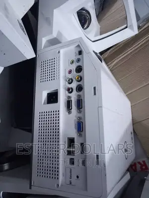 Short Throw Hitachi Projector for Classes