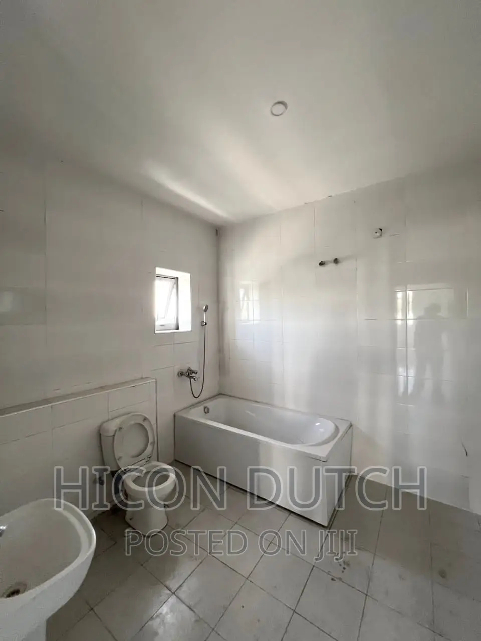 6bdrm Townhouse / Terrace in Peachville Estate, Life Camp for rent
