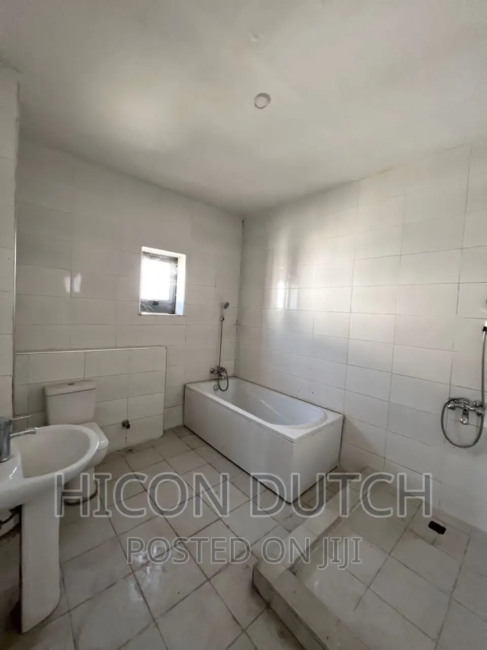 6bdrm Townhouse / Terrace in Peachville Estate, Life Camp for rent