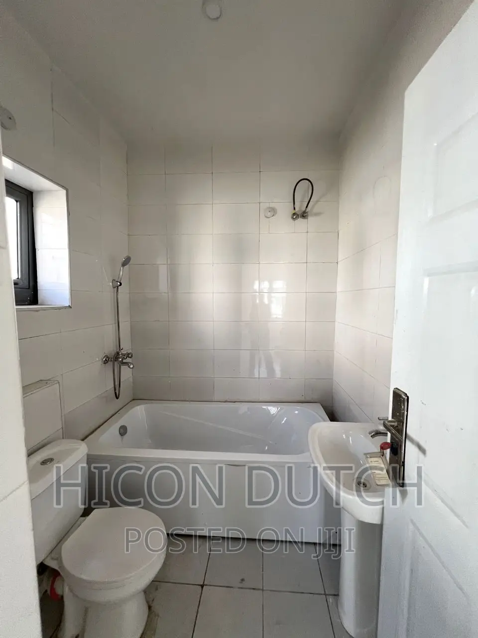 6bdrm Townhouse / Terrace in Peachville Estate, Life Camp for rent