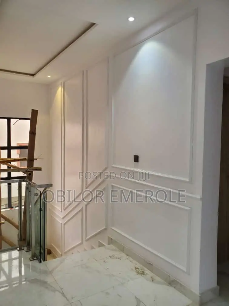 Wall Cornices/Wainscoting