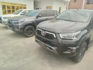 New Toyota Hilux 2022 Black
