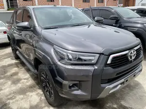 Toyota Hilux 2022 Gray