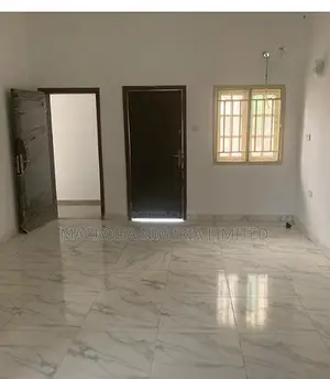 2bdrm Block of Flats in Off Alexander Road for rent