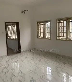 2bdrm Block of Flats in Off Alexander Road for rent