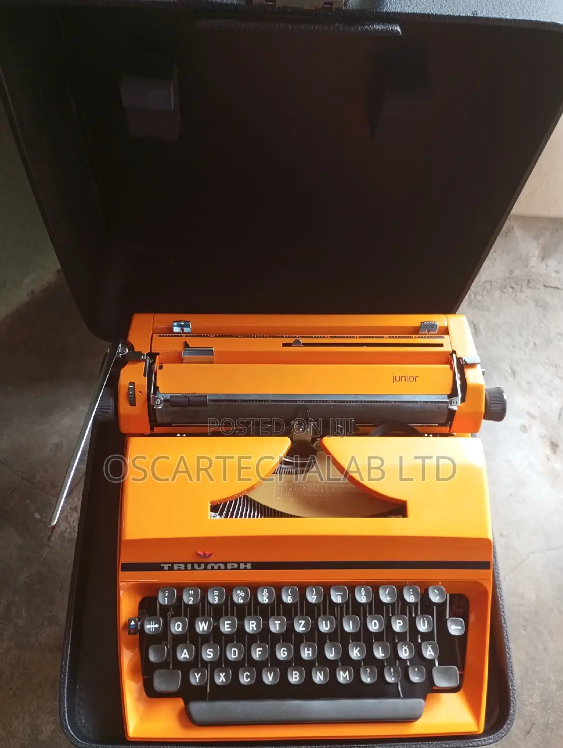 Triumph Junior Manual Semi Standard Typewriter