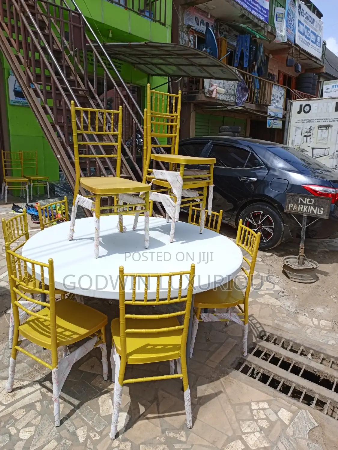 Round Table and Chiavari Chairs
