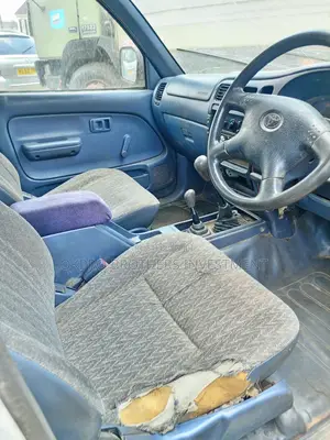 Toyota Hilux 2001 White