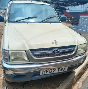Toyota Hilux 2001 White