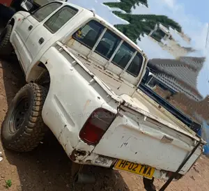 Toyota Hilux 2001 White