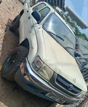Toyota Hilux 2001 White