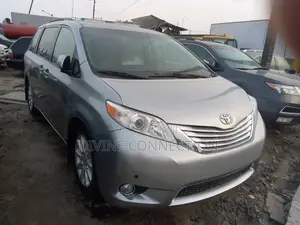 Toyota Sienna Limited AWD 7-Passenger 2013 Silver