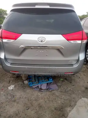 Toyota Sienna Limited AWD 7-Passenger 2013 Silver
