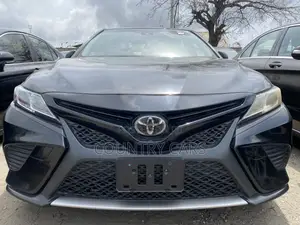 Toyota Camry SE FWD (2.5L 4cyl 8AM) 2018 Black