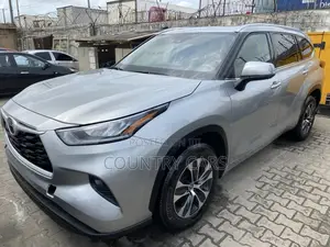 Toyota Highlander XLE 2021 Silver