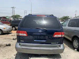 Toyota Sienna LE 2002 Blue