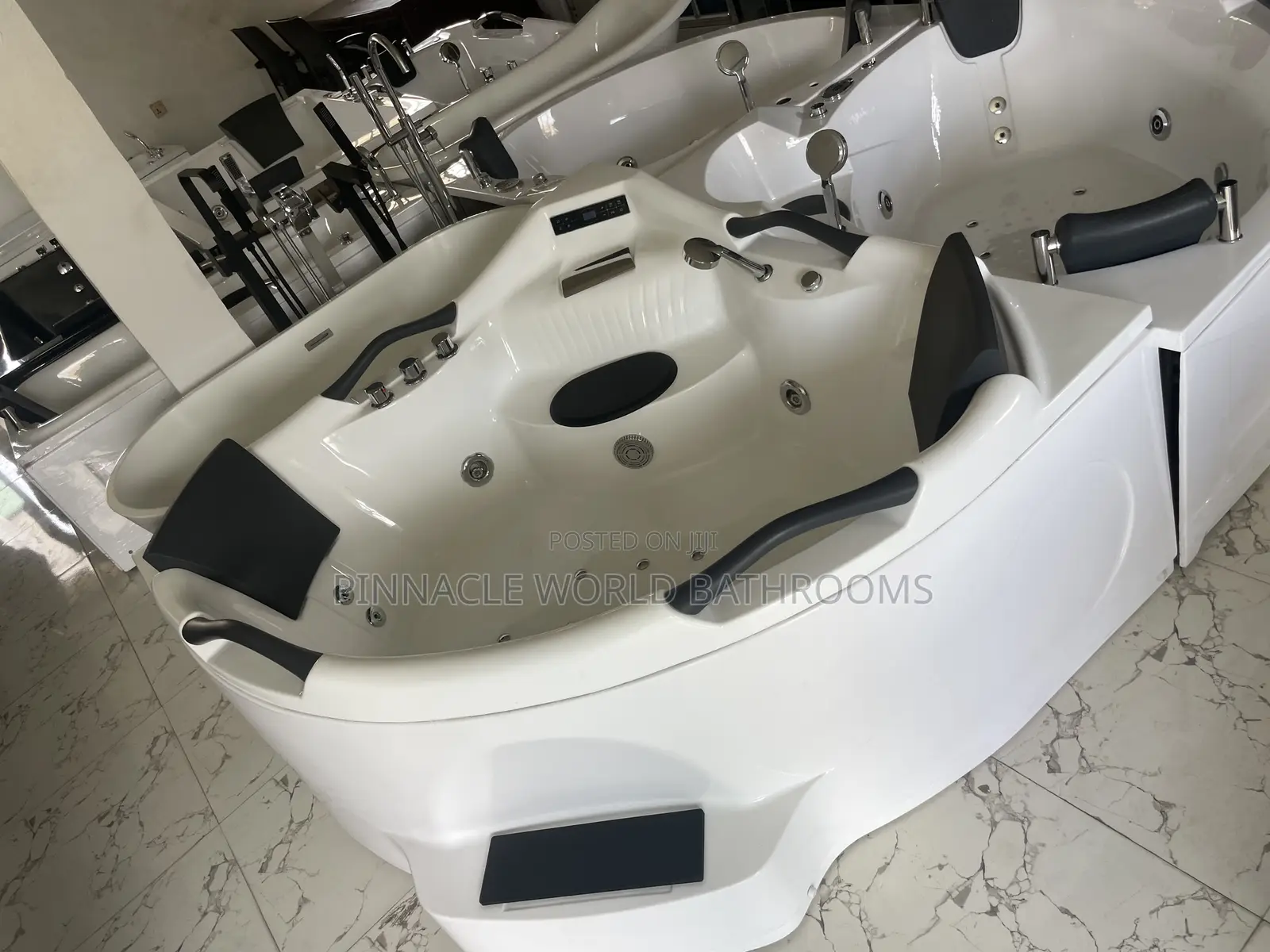 4 Handle Executive Jacuzzi With Complete Accessories