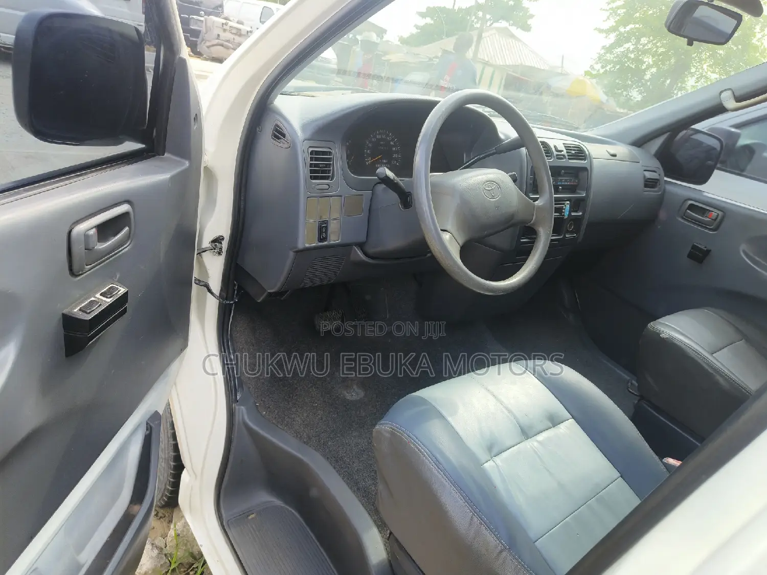 Toyota HiAce 2002 White