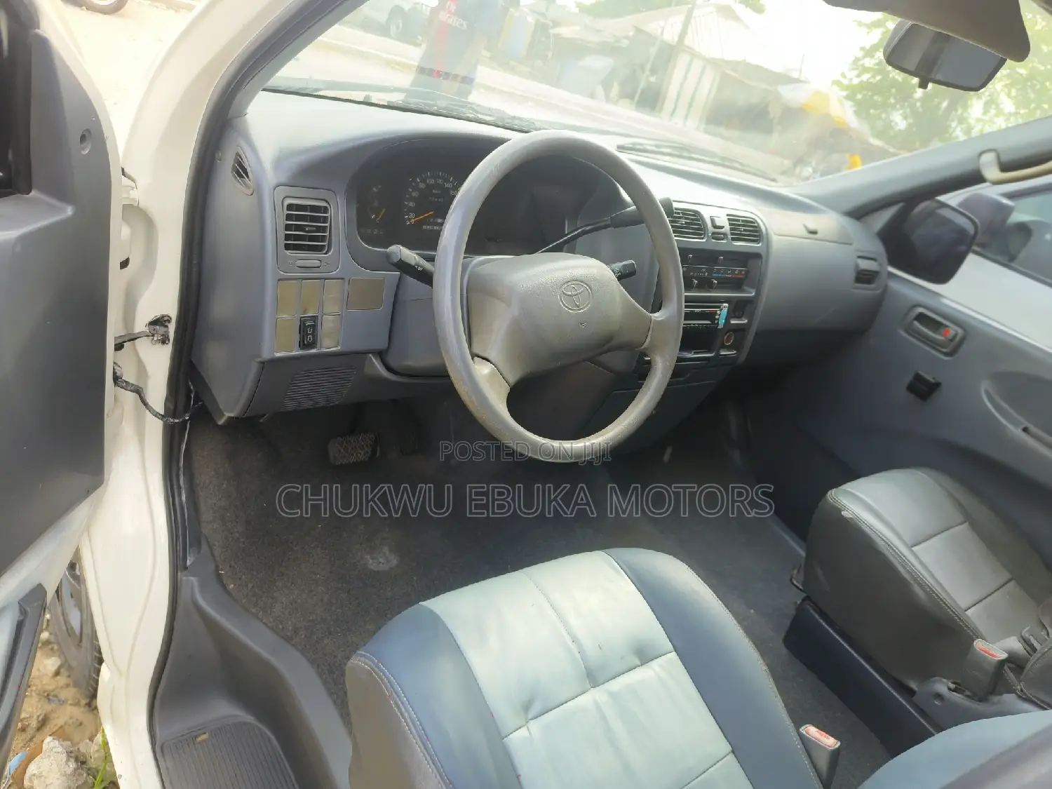 Toyota HiAce 2002 White