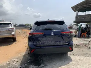 Toyota Highlander XLE 2021 Blue