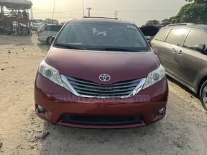 Toyota Sienna 2015 Red