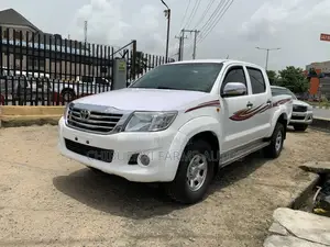 Toyota Hilux SR 4x4 2015 White