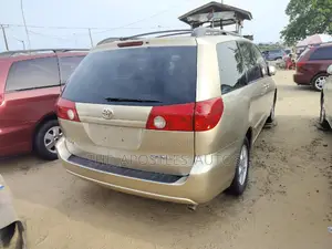 Toyota Sienna XLE FWD 2006 Gold