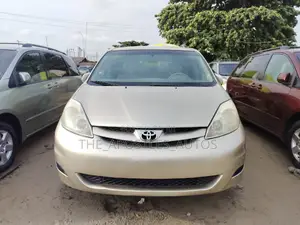 Toyota Sienna XLE FWD 2006 Gold