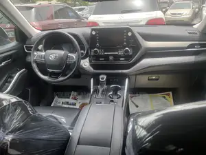 Toyota Highlander XLE 2021 Gray