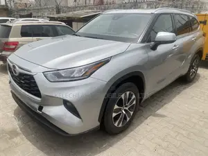 Toyota Highlander XLE 2021 Gray