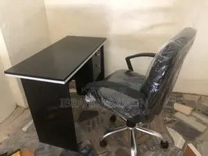 3ft Office Table With Rolling Chair