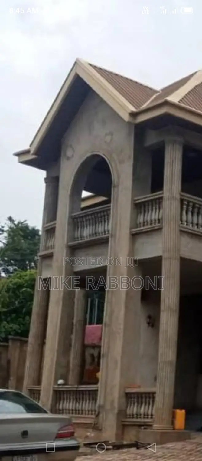 5bdrm Duplex in Golf Estate G. R. A for sale
