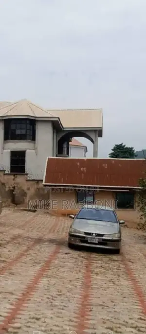 5bdrm Duplex in Golf Estate G. R. A for sale