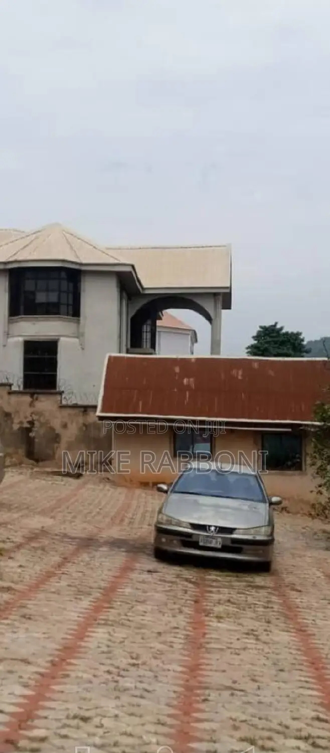5bdrm Duplex in Golf Estate G. R. A for sale