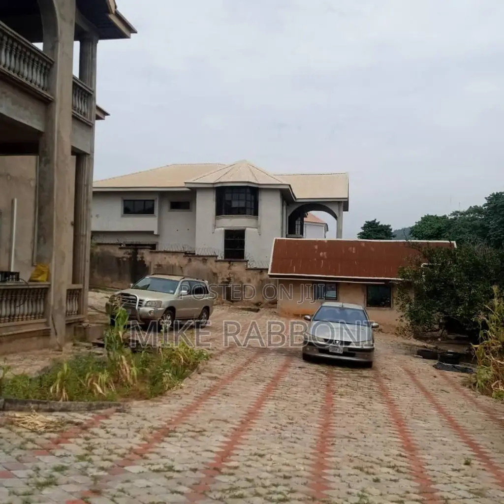 5bdrm Duplex in Golf Estate G. R. A for sale