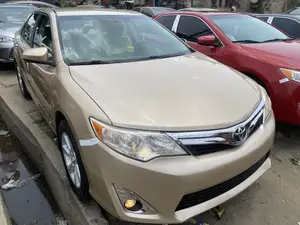 Photo - Toyota Camry 2012 Gold