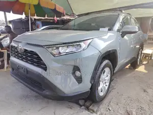 Toyota RAV4 Limited 2021 Blue