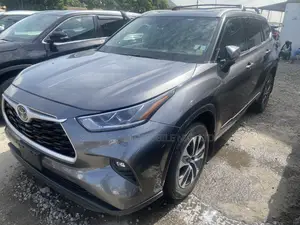 Toyota Highlander XLE 2022 Gray