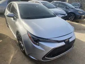 Photo - Toyota Corolla LE 2021 Silver