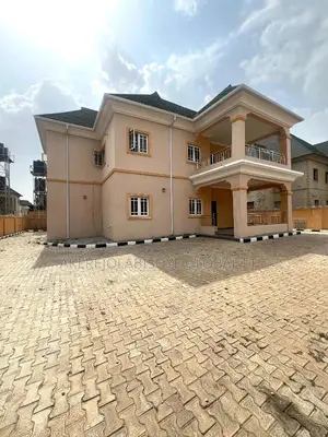 4bdrm Duplex In In An Estate For Sale