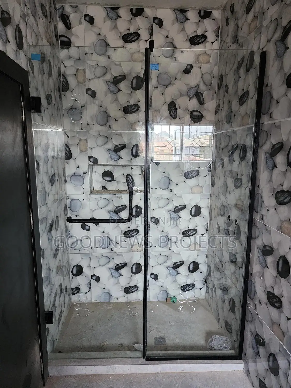 Shower Glass Fixed With Black