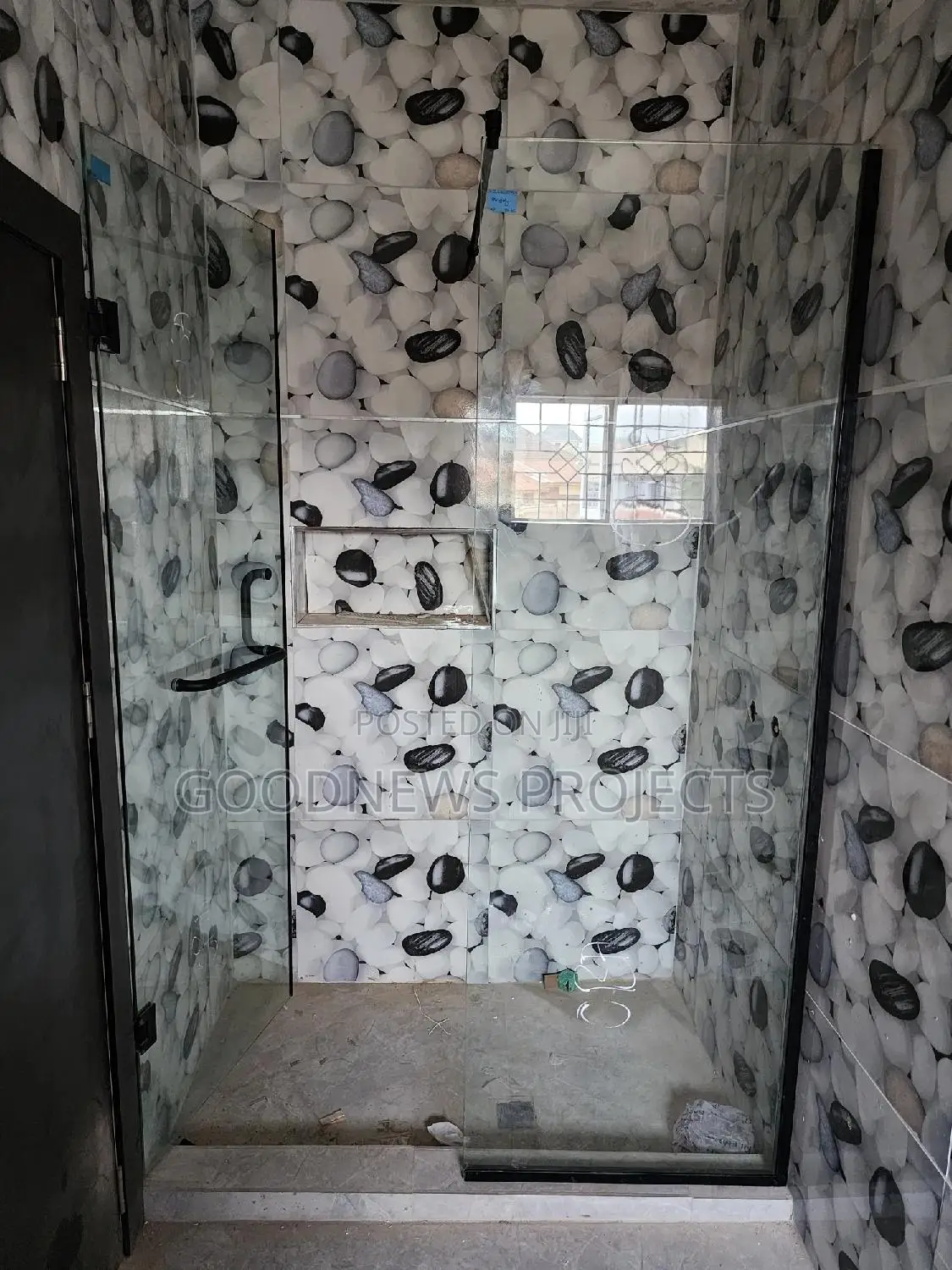Shower Glass Fixed With Black