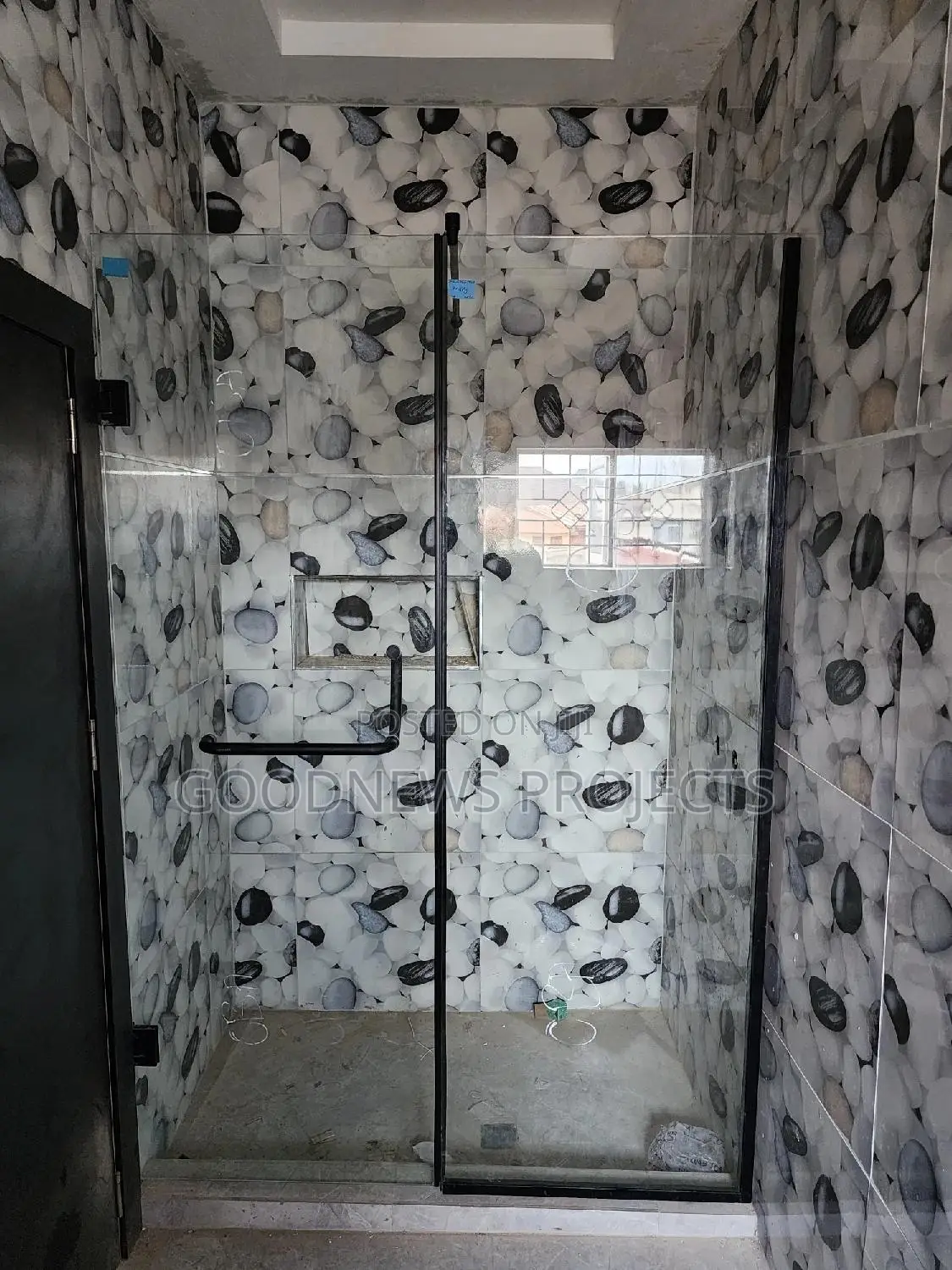 Shower Glass Fixed With Black