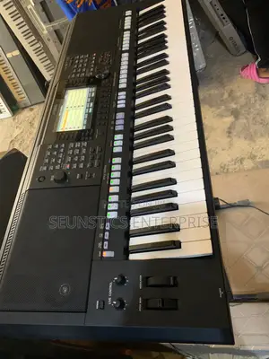 Quality Yamaha PSR S775 Keyboard (Piano)