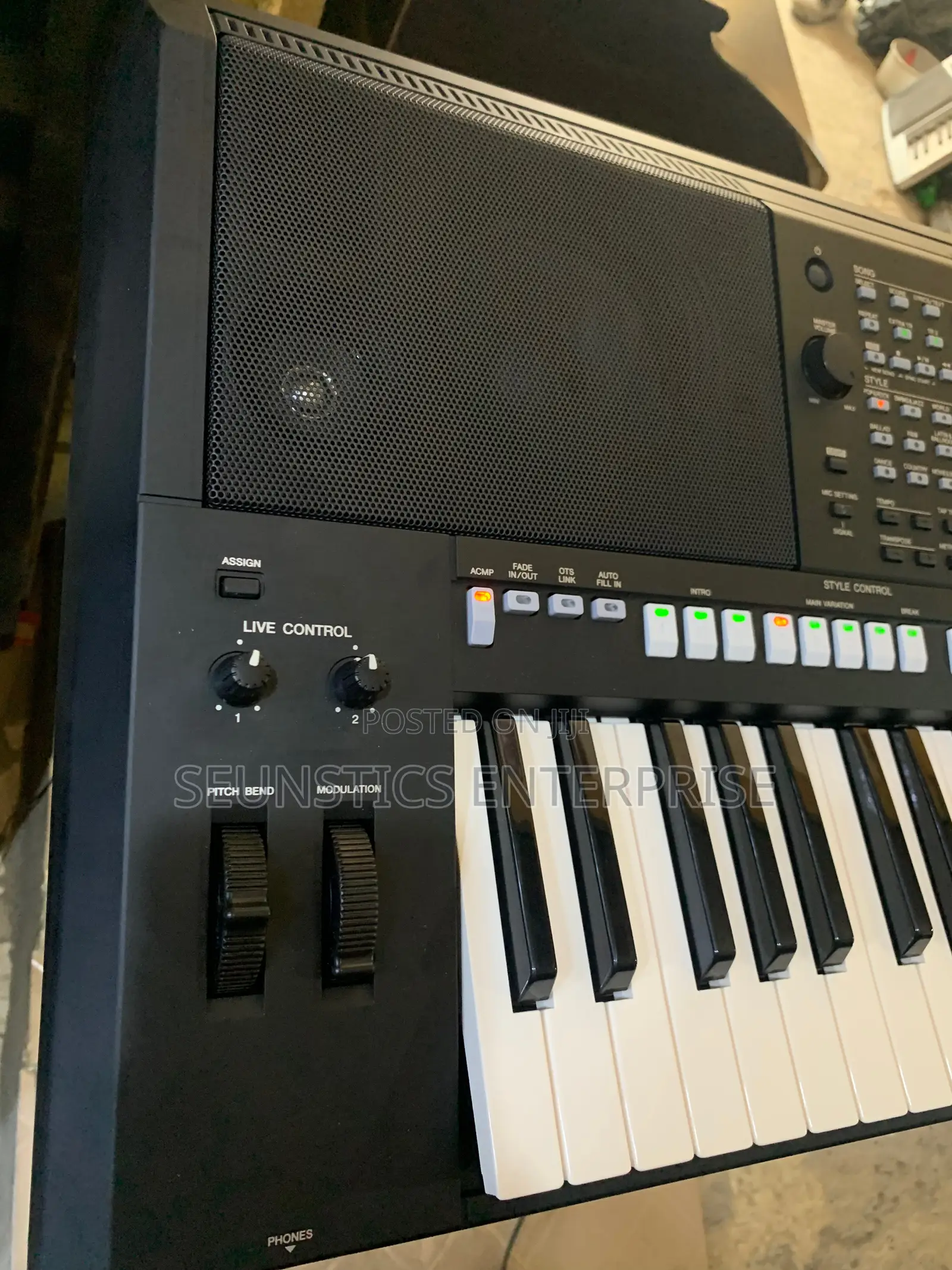 Quality Yamaha PSR S775 Keyboard (Piano)