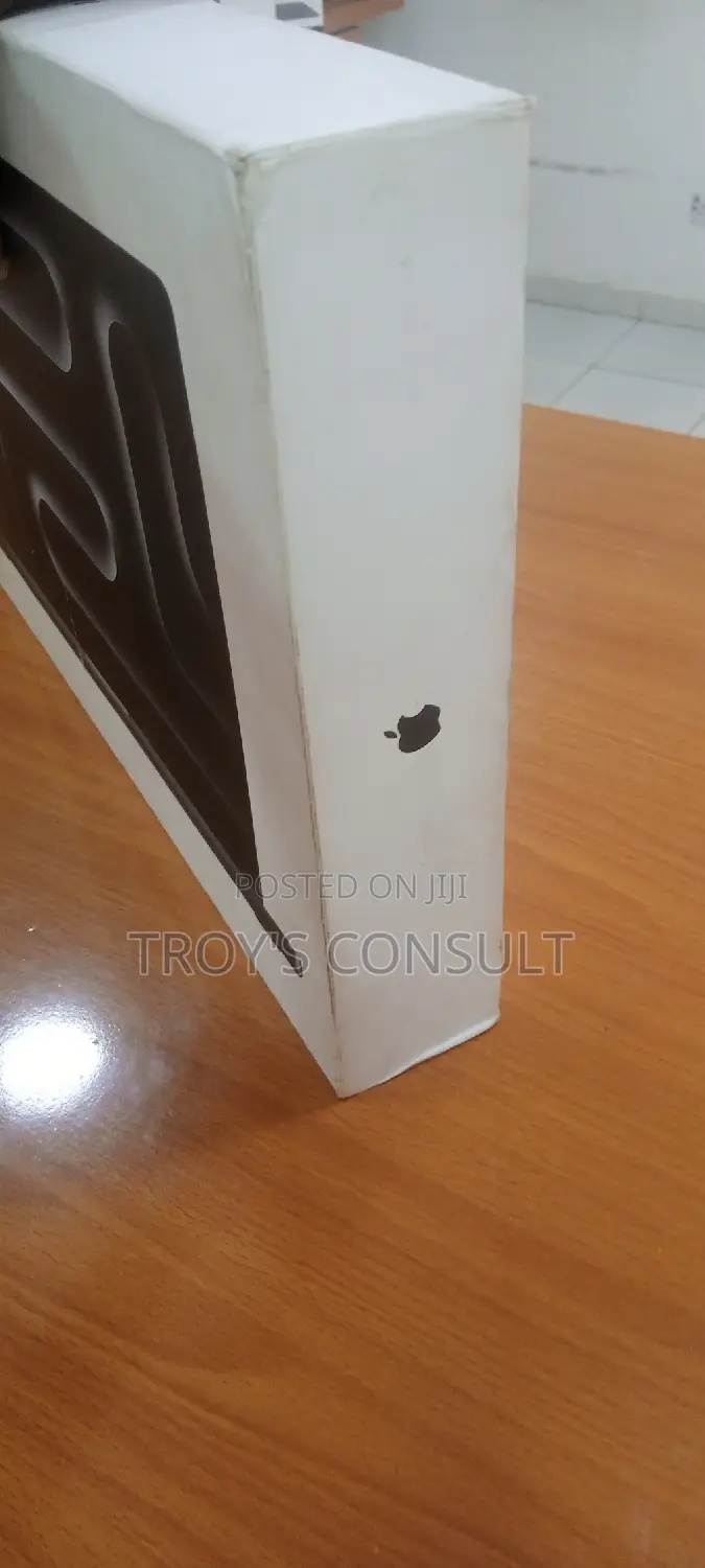 New Laptop Apple MacBook Pro 18GB Apple M3 SSD 512GB