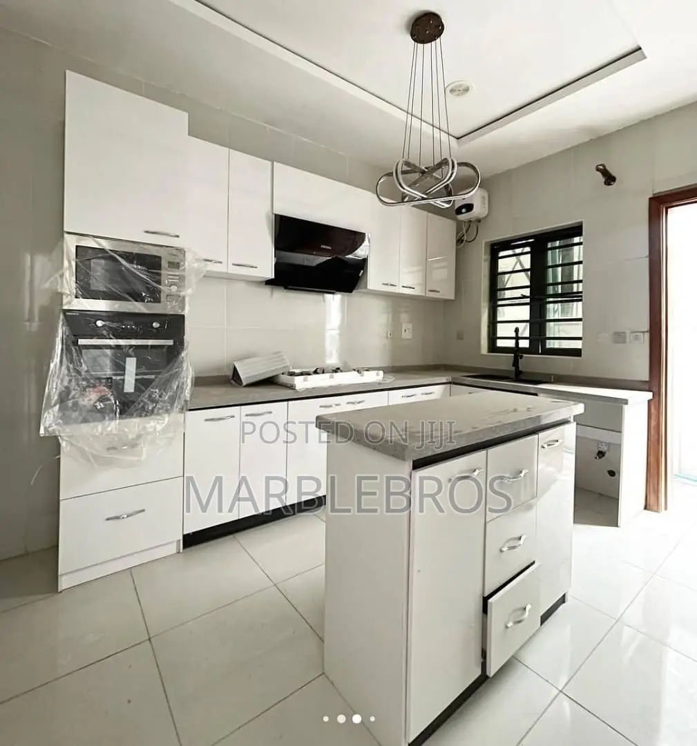 MB51, Classy Kitchen Marble Countertop Finishing