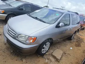 Toyota Sienna LE 2002 Silver