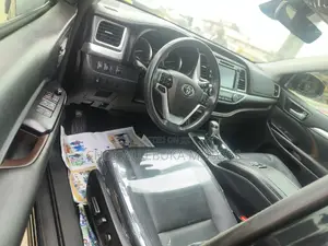 Toyota Highlander XLE 4x4 V6 (3.5L 6cyl 8A) 2018 Black
