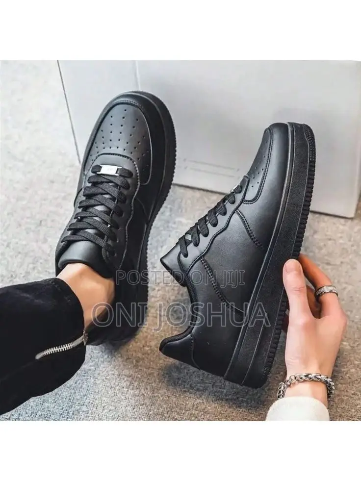 Black Nike Airforce Sneakers